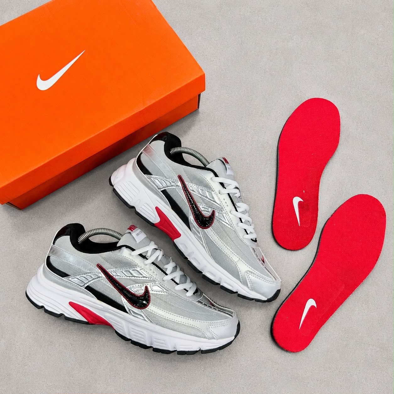 NEW NIKE INITIATOR SILVER / VARSITY RED